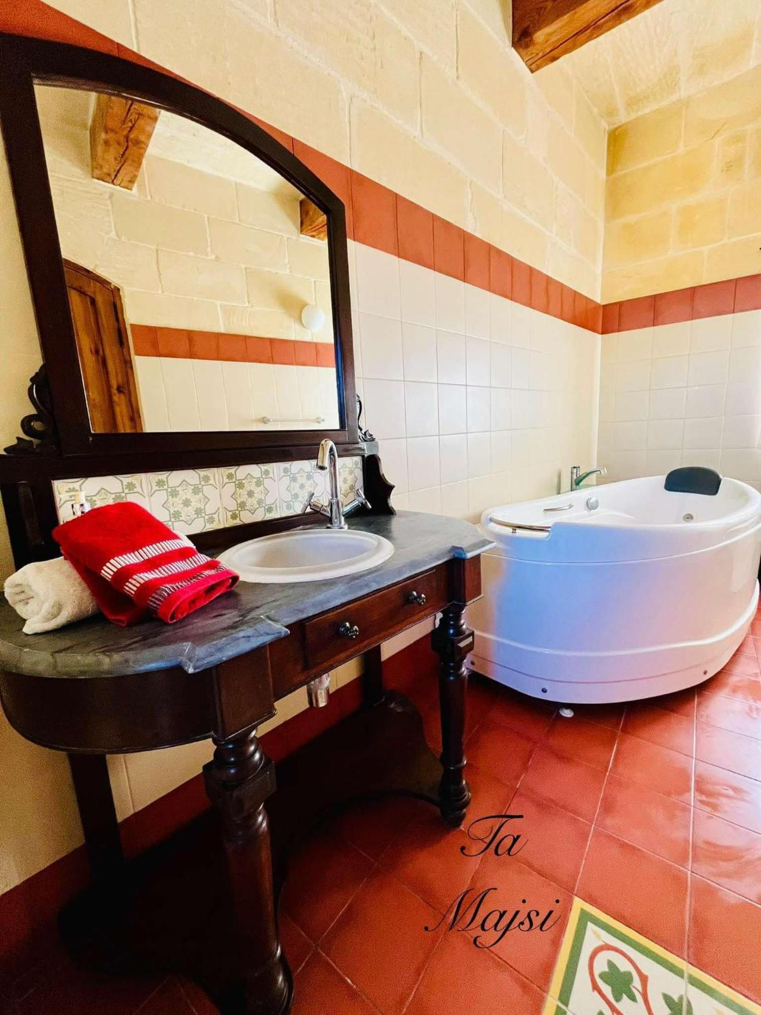 Ta Majsi Farmhouse With Indoor Heated Pool San Lawrenz Exterior photo